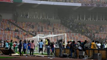 Cientos de aficionados nigerianos invadieron el campo y ocasionaron destrozos.