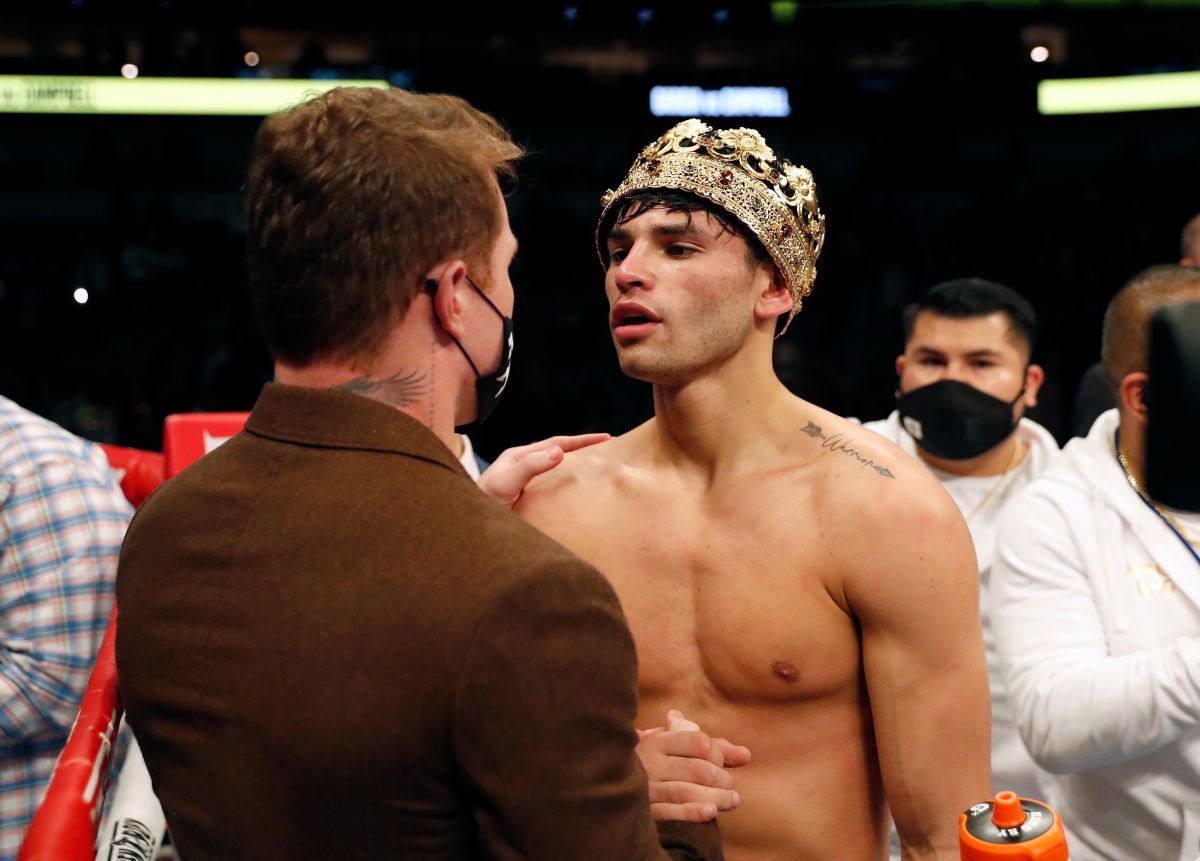 Ryan García (d) es felicitado por el Canelo Álvarez (i) después de vencer a Luke Campbell el 2 de enero de 2022.
