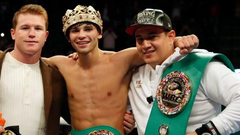 Canelo Álvarez (i), Ryan García (c) y el entrenador Eddy Reynoso (d) cuando la joven promesa formaba parte del Canelo Team.