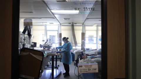 TORRANCE, CALIFORNIA - JANUARY 21: (EDITORIAL USE ONLY) Registered nurse Alisha Thiebert cares for COVID-19 patients in a makeshift ICU (Intensive Care Unit) at Harbor-UCLA Medical Center on January 21, 2021 in Torrance, California. The hospital is over its ICU capacity due to the coronavirus and has been forced to treat multiple COVID-19 patients who require ICU level care together in rooms which were designed for lower levels of care. California has become the first state in the nation to record 3 million known COVID-19 infections. Los Angeles County reported more than 250 COVID-19 fatalities on January 21. (Photo by Mario Tama/Getty Images)