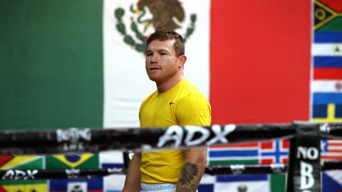 El boxeador mexicano Saúl 'Canelo' Álvarez entrena en su gimnasio en San Diego, bajo la mirada atenta de Eddy Reynoso