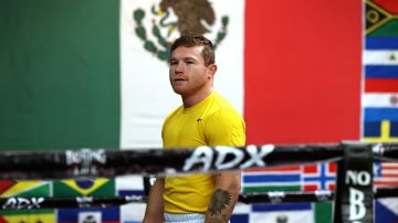 El boxeador mexicano Saúl 'Canelo' Álvarez entrena en su gimnasio en San Diego, bajo la mirada atenta de Eddy Reynoso