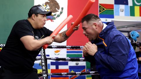 Andy Ruiz durante un entrenamiento con Eddy Reynoso.