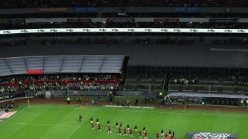 Jugadores de América y Chivas entran al campo del Estadio Azteca.
