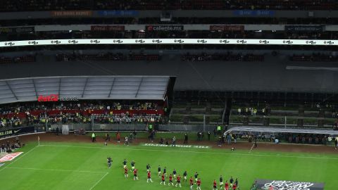 Jugadores de América y Chivas entran al campo del Estadio Azteca.