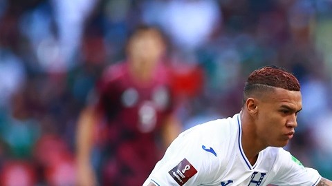 Kevin Arriaga y Héctor Herrera en el último partido entre México y Honduras.