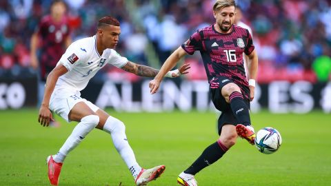 Kevin Arriaga y Héctor Herrera en el último partido entre México y Honduras.