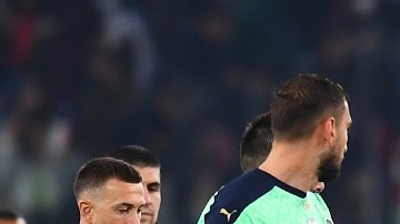 Leonardo Bonucci anima a sus compañeros tras la derrota contra Suiza.