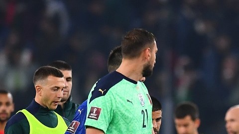 Leonardo Bonucci anima a sus compañeros tras la derrota contra Suiza.