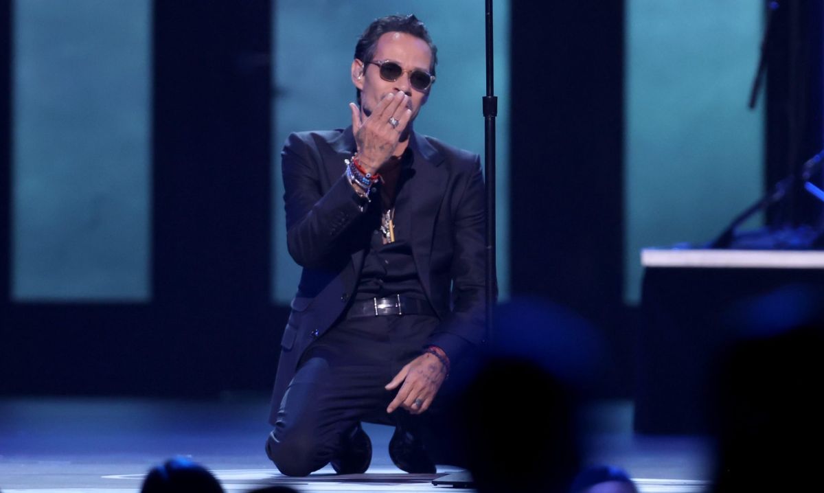 Marc Anthony devuelve gesto de amor a su nueva novia.
 