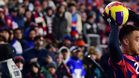 Sergiño Dest sufrió una lesión con el FC Barcelona.