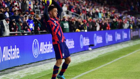 Sergiño Dest sufrió una lesión con el FC Barcelona.