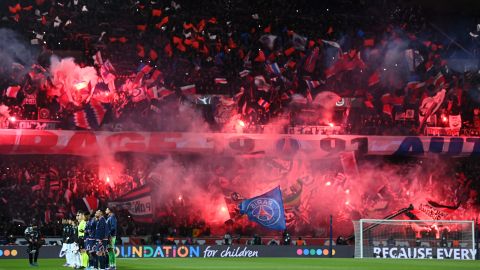 Hinchas del París Saint-Germain durante el duelo contra el Real Madrid.