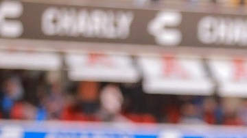 El arquero Washington Aguerre estuvo en la cancha tratando de calmar los ánimos.