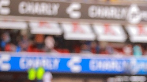 El arquero Washington Aguerre estuvo en la cancha tratando de calmar los ánimos.