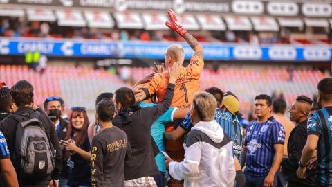 El arquero Washington Aguerre estuvo en la cancha tratando de calmar los ánimos.