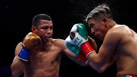 Román "Chocolatito" González en acción, aturdiendo al mexicano Julio César Martínez.