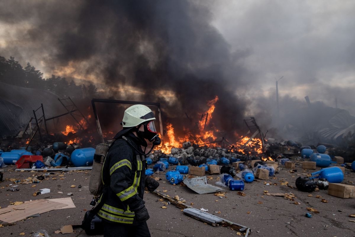 Bomberos en el incendio de un almacén de productos químicos bombardeado cerca de Kiev.