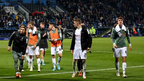 Los jugadores del 'Gladbach, se retiraron de la cancha.