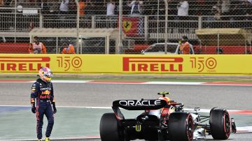 Checo Pérez tuvo problemas con el motor de su monoplaza en la última vuelta del Gran Premio de Baréin.
