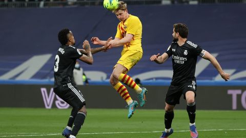 Nacho y Militao marcando a Frankie de Jong en El Clásico.