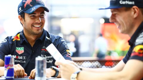 Sergio 'Checo' Pérez (i) junto a su compañero de equipo Max Verstappen (d), último campeón de la Fórmula 1.