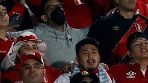 Aficionados de Perú asistieron al Estadio Centenario de Montevideo.