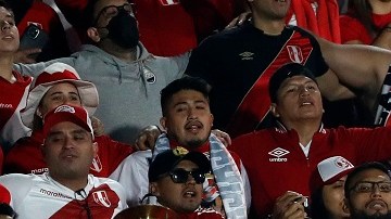 Aficionados de Perú asistieron al Estadio Centenario de Montevideo.