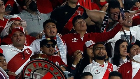 Aficionados de Perú asistieron al Estadio Centenario de Montevideo.