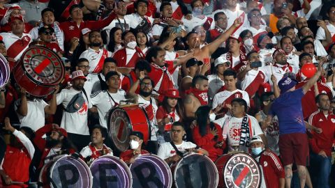 Aficionados de Perú asistieron al Estadio Centenario de Montevideo.