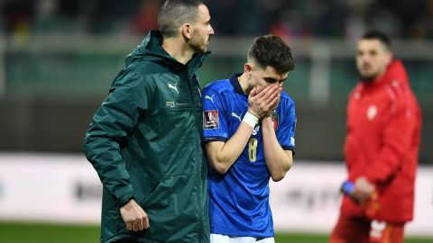 Leonardo Bonucci y Jorginho tras la eliminación de Italia frente a Macedonia del Norte.