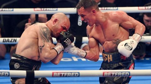 Josh Warrington (d) le propinó una golpiza al español de 36 años Kiko Martínez (i) para así quedarse con su cinturón.