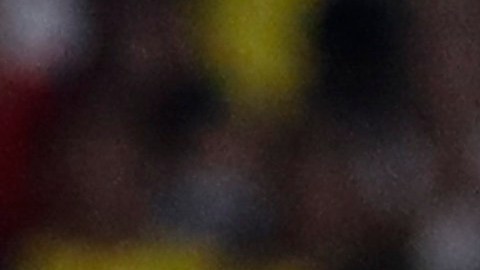 Un fanático agarró a Messi por el cuello y el argentino se mostró incómodo.