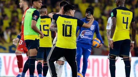 Un fanático agarró a Messi por el cuello y el argentino se mostró incómodo.