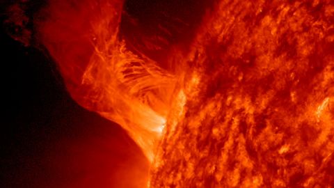 Gigantesca erupción solar "caníbal" se dirige a la Tierra a más de 1.8 millones de mph