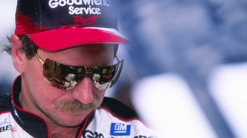 Dale Earnhardt es el siete veces campeón de la Copa NASCAR, conocido como el intrépido 'Intimidator'.
