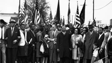 El activista por los derechos civiles Dr. Martin Luther King con su esposa Coretta Scott King, en una marcha por el derecho al voto negro desde Selma, Alabama, hasta la capital del estado en Montgomery, marzo de 1965.