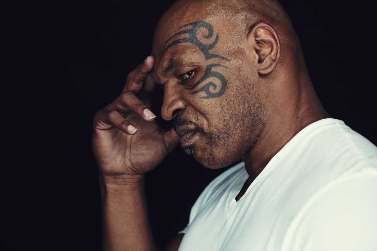 Mike Tyson and his steel temple: in the middle of an alternation, a subject took out a pistol and the former boxer did not even blink [video]