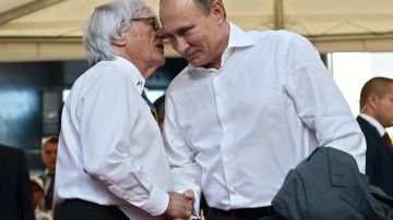 Bernie Ecclestone (i) y el presidente ruso Vladimir Putin (d) en el GP de Rusia de F1.