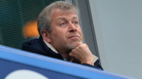 El presidente del Chelsea Román Abramovich enfrenta nuevas sanciones.