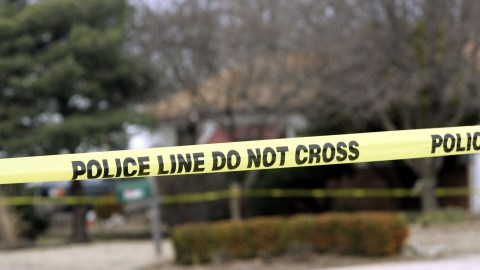 El documento de la policía indica que “el incidente comenzó cuando dos estudiantes, de 4 y 5 años, comenzaron a tirar cosas alrededor de clase y a voltear las sillas”.