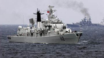 VIDEO: Difunden cómo fuerzas armadas ucranianas destruyen gran buque de guerra ruso en Berdyansk