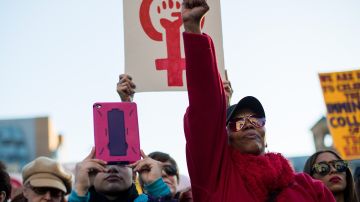 Mujeres toman las calles de Nueva York y denuncian el retroceso en el derecho al aborto en EE.UU.