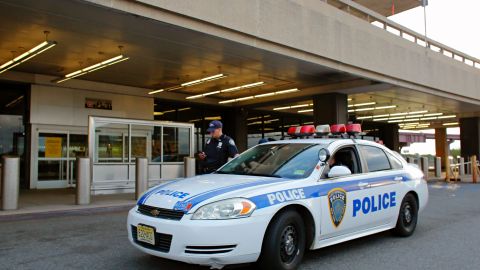 Dan orden de captura contra mujer que escupió a policía e intentó huir en maleta "motorizada" en Florida