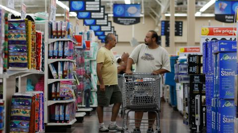 VIDEO: Hombre es detenido por clientes tras intentar abusar de mujer dentro de un Walmart