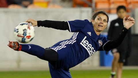 Jugó como delantera para la selección nacional femenina de fútbol de los Estados Unidos de 1987 a 2004.