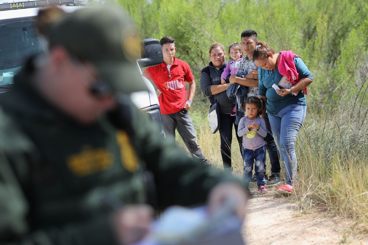 Inmigrantes llegan a la frontera de EE.UU. en busca de asilo.