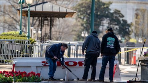 Hombre de DC recibe un disparo mortal en la calle, mientras cargaba a un bebé y sostenía la mano de otro niño