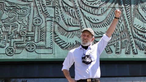 Jorge Mújica en la entrada del Palacio Legislativo de San Lázaro.
