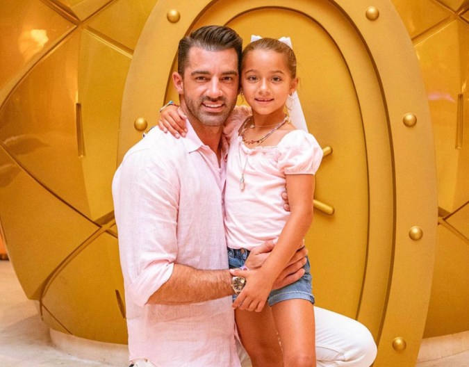 Toni Costa junto a su hija Alaïa